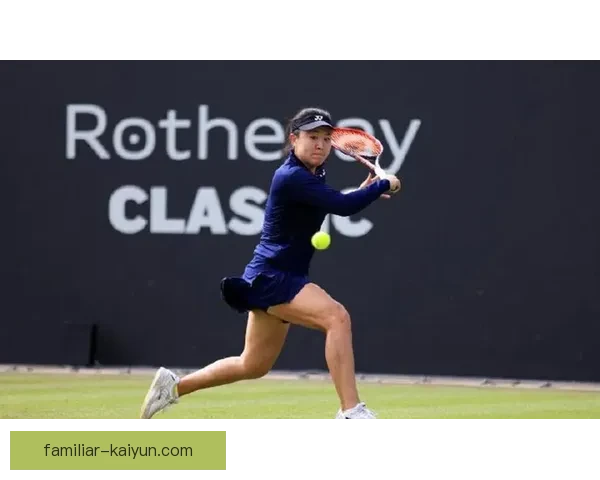 网球赛场新星崛起：年轻选手挑战老将纪录，赛季战况激烈